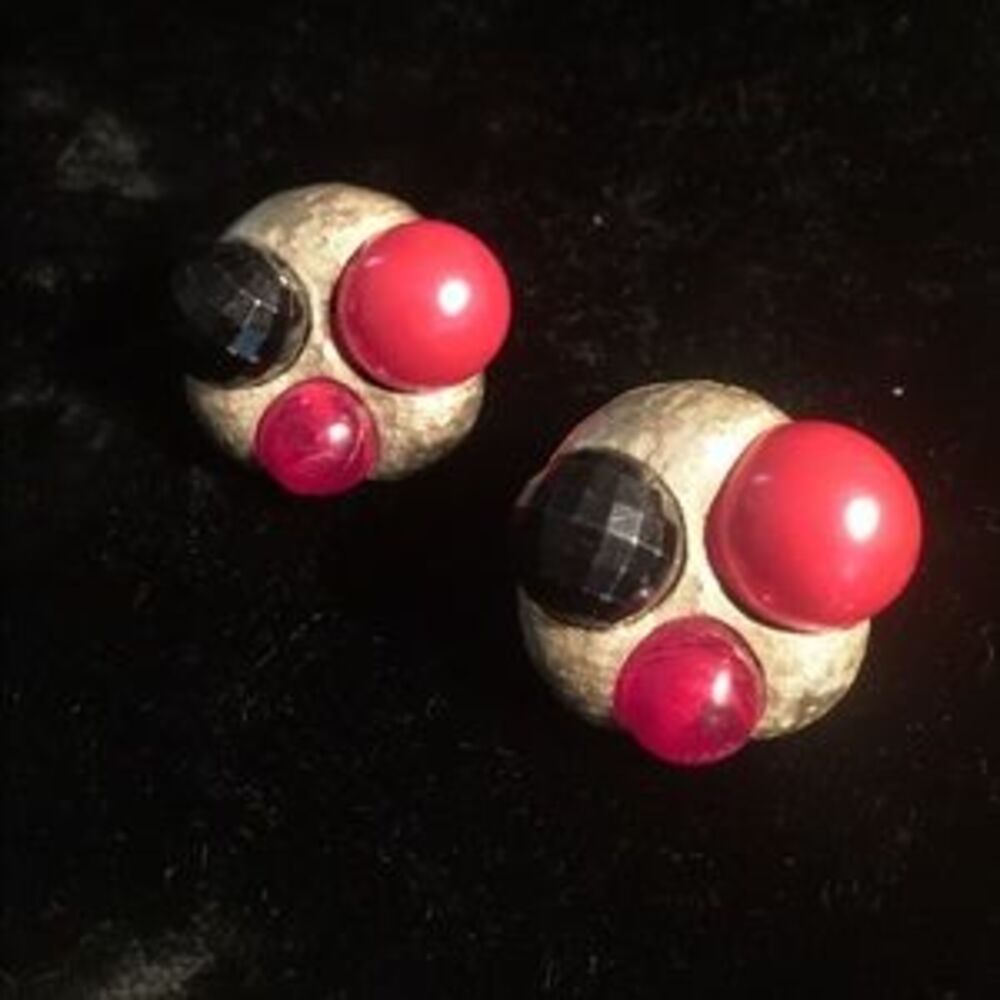 Vintage Clip Earrings - Picture 2 of 9